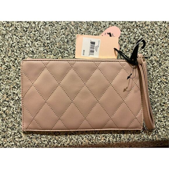 Juicy Couture Dusty Blush Quilted Diamond Faux Leather Wristlet NWT - Picture 2 of 6